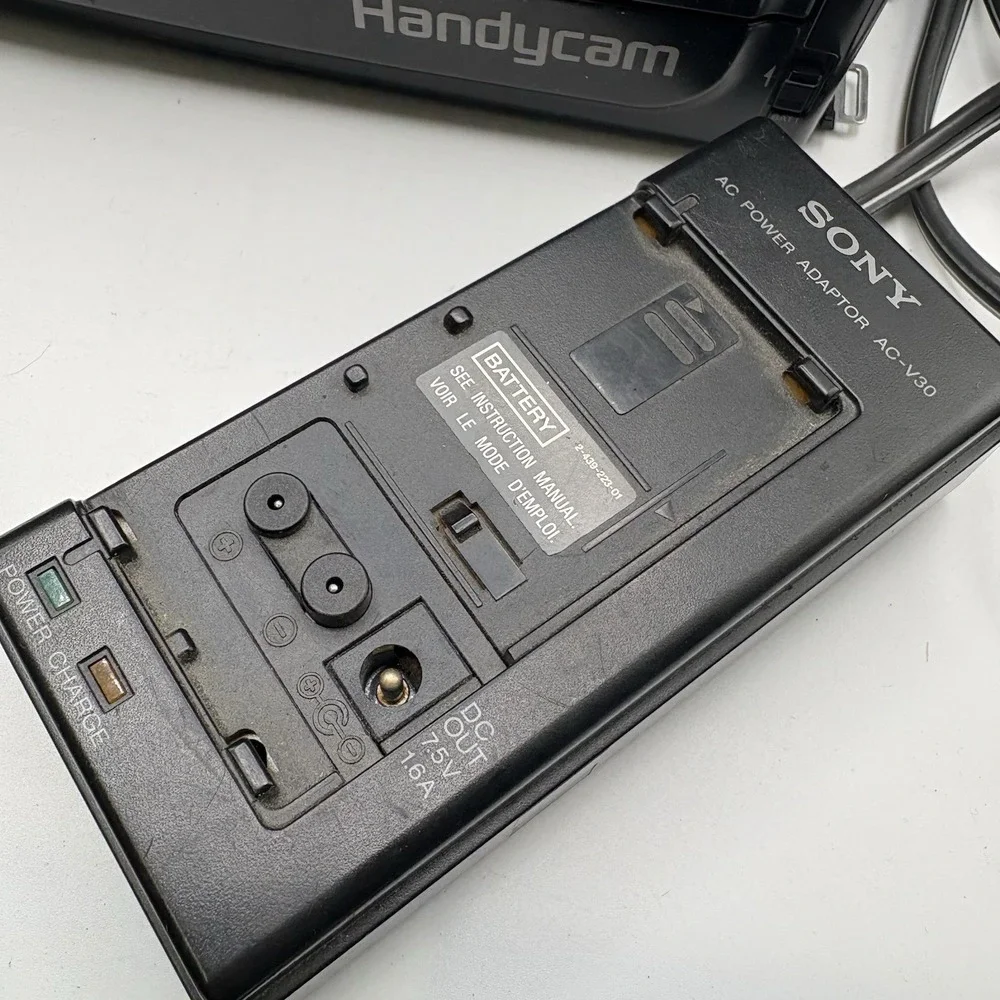 Sony CCD-F70 Camcorder, Hard Shell Case, Accessories VTG Video 8 NTSC Video READ